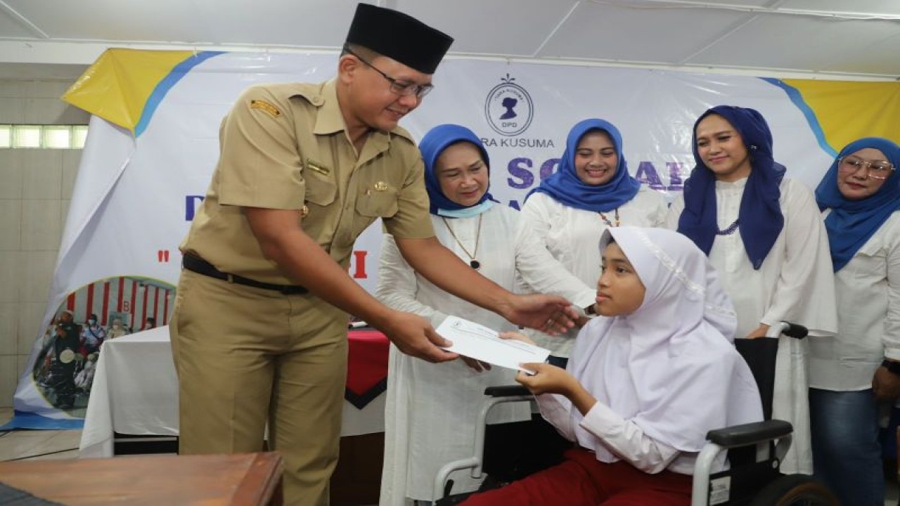 Wakil Bupati Sleman Danang Maharsa menyerahkan secara simbolis bantuan kepada perwakilan Sekolah Luar Biasa (SLB) Ganda Daya Ananda pada kegiatan bakti sosial yang diselenggarakan DPC Tiara Kusuma Kabupaten Sleman di Rumah Dinas Wakil Bupati Sleman, Senin (27/3/2023). ANTARA/HO-Bagian Prokopim Setda Sleman