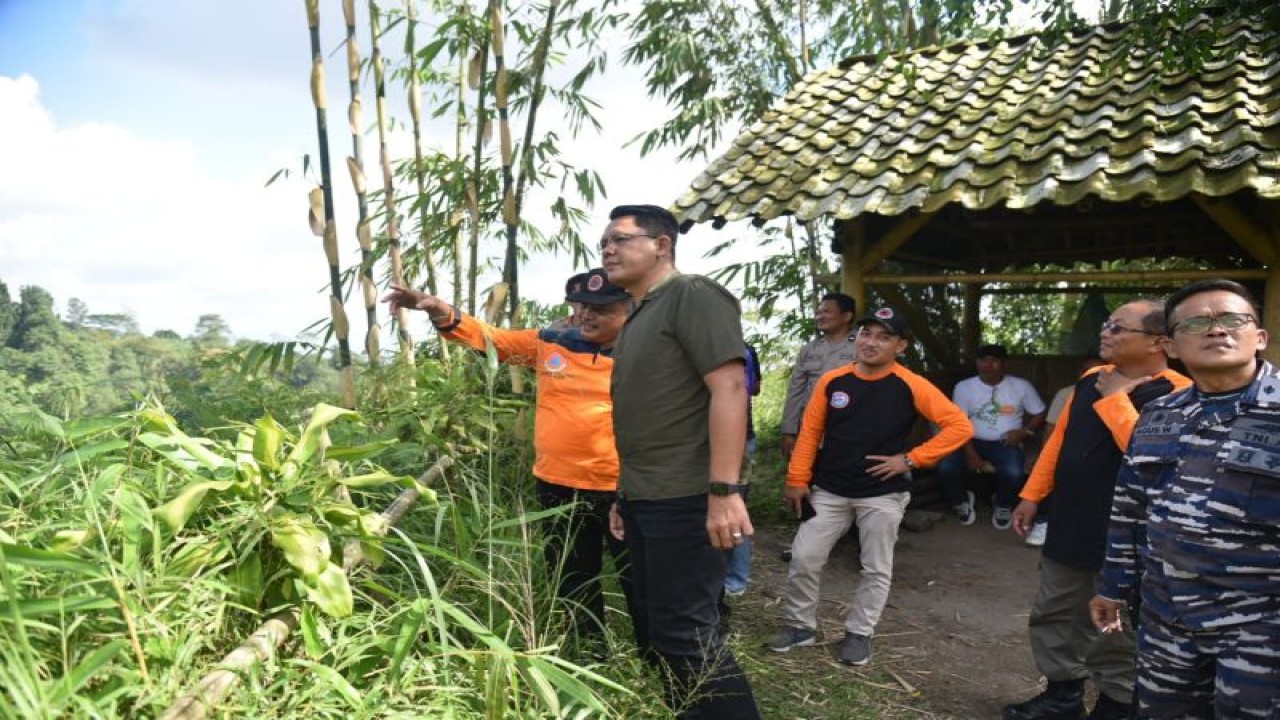Wakil Bupati Sleman Danang Maharsa memantau kesiapan penanganan bencana di kawasan lereng Gunung Merapi Sleman, Minggu (12/3/2023). ANTARA/HO-Bagian Prokopim Setda Sleman