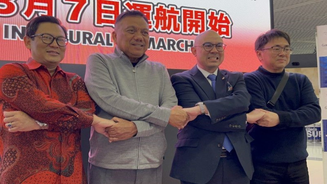 (Kiri ke kanan) General Manager Garuda Indonesia Sony Sahlan, Gubernur Sulawesi Utara Olly Dondonkambey, Wakil Duta Besar RI untuk Jepang John Tjahjanto Boestami bergandengan tangan saat peresmian rute Tokyo-Manado, Narita, Selasa (7/3). (ANTARA/ Juwita Trisna Rahayu)