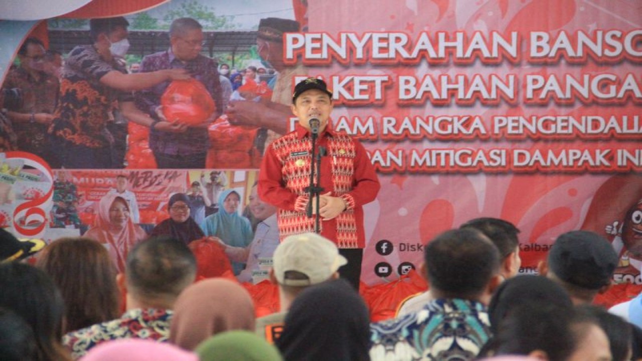 Wagub Kalbar Ria Norsan menyampaikan sambutan pada kegiatan penyerahan 1.000 paket bantuan untuk masyarakat terdampak banjir di Kabupaten Bengkayang. ANTARA/HO-Humas Pemprov Kalbar