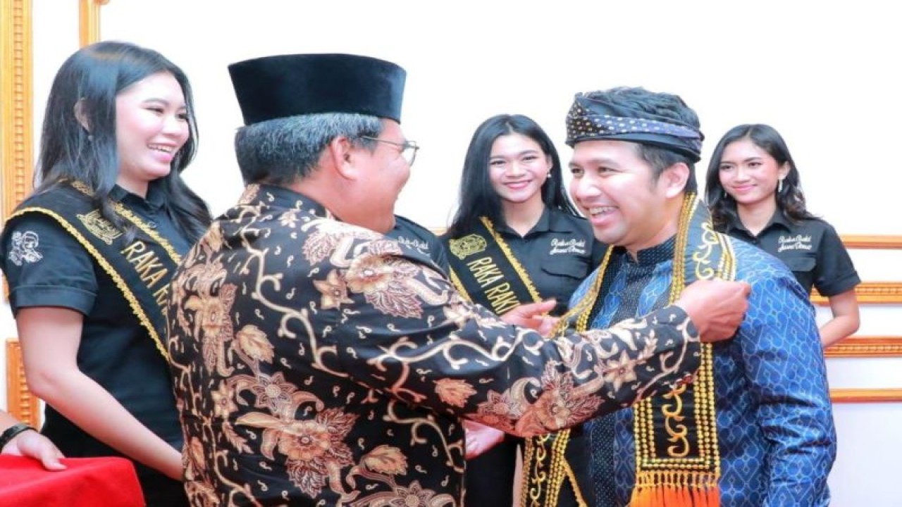 Wagub Jatim Emil Elestianto Dardak (kanan) menemui warga kelahiran Jatim di Kota Tarakan, Kaltara, Minggu (19/3/2023). ANTARA/HO-Biro Adpim Jatim