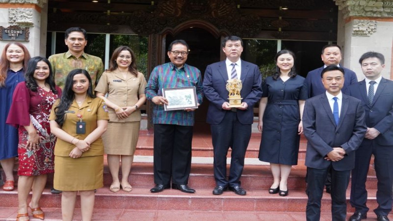 Wakil Gubernur Bali Tjok Oka Artha Ardhana Sukawati saat menerima kunjungan jajaran pemerintah Dujiangyang City, Chengdu, Tiongkok di Denpasar, Selasa (28/3/2023). ANTARA/HO-Pemprov Bali