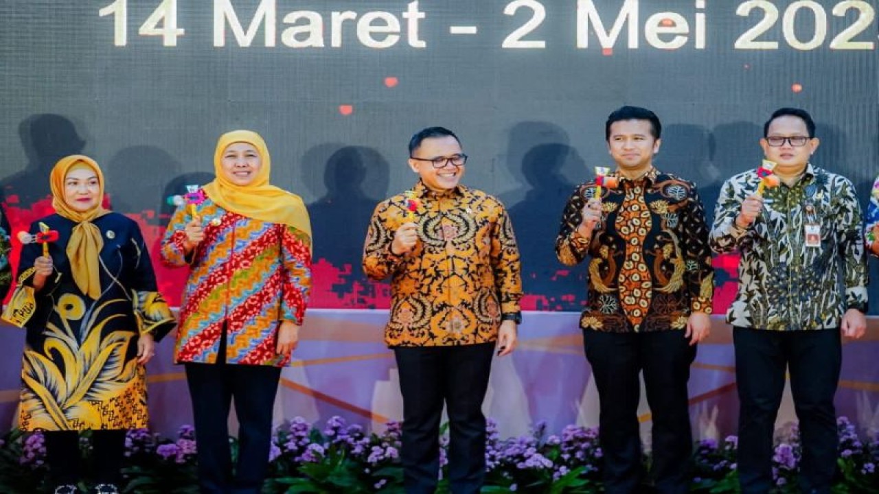 MenPAN/RB Abdullah Azwar Anas (tengah) bersama Gubernur Jatim Khofifah Indar Parawansa (kedua kiri) dan Wagub Jatim Emil Elestianto Dardak (kedua kanan) di sela Forum Koordinasi Pelayanan Publik Tahun 2023 dan Peluncuran Kompetisi Inovasi Pelayanan Publik (KIPP) di Gedung Negara Grahadi Surabaya, Senin (13/3/2023). ANTARA/HO-Adpim Jatim