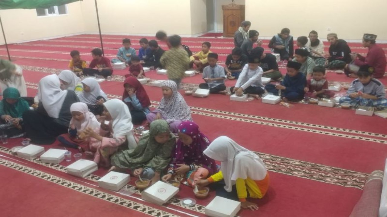 Ilustrasi. Program Tebar Ifthor oleh Wahdah Islamiyah pada Ramadhan 1443 Hijriah lalu. ANTARA/HO-Humas Wahdah Islamiyah