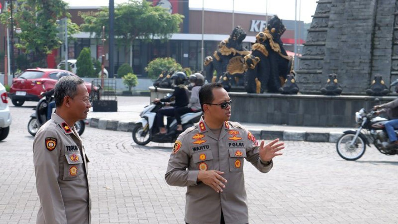 Kepala Polres Sukoharjo AKBP Wahyu Nugroho Setyawan (kanan) melakukan pengecekan jalur mudik di Simpang Empat Pantung Pandawa Solo Baru Sukoharjo, Jateng, Kamis (23/3/2023). ANTARA/Bambang Dwi Marwoto.