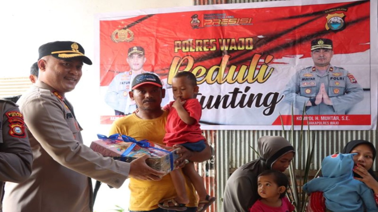 Kapolres Wajo AKBP Fathur Rochman menyalurkan bantuan makanan tambahan bagi penderita stunting di Wajo, Jumat (3/3/2023). ANTARA/HO-Humas Polres Wajo