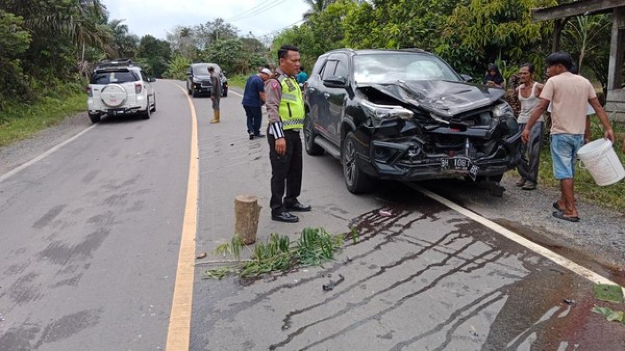 Mobil yang ditumpangi Wakil Ketua DPRD Tanjung Jabung Barat. (Detikcom)