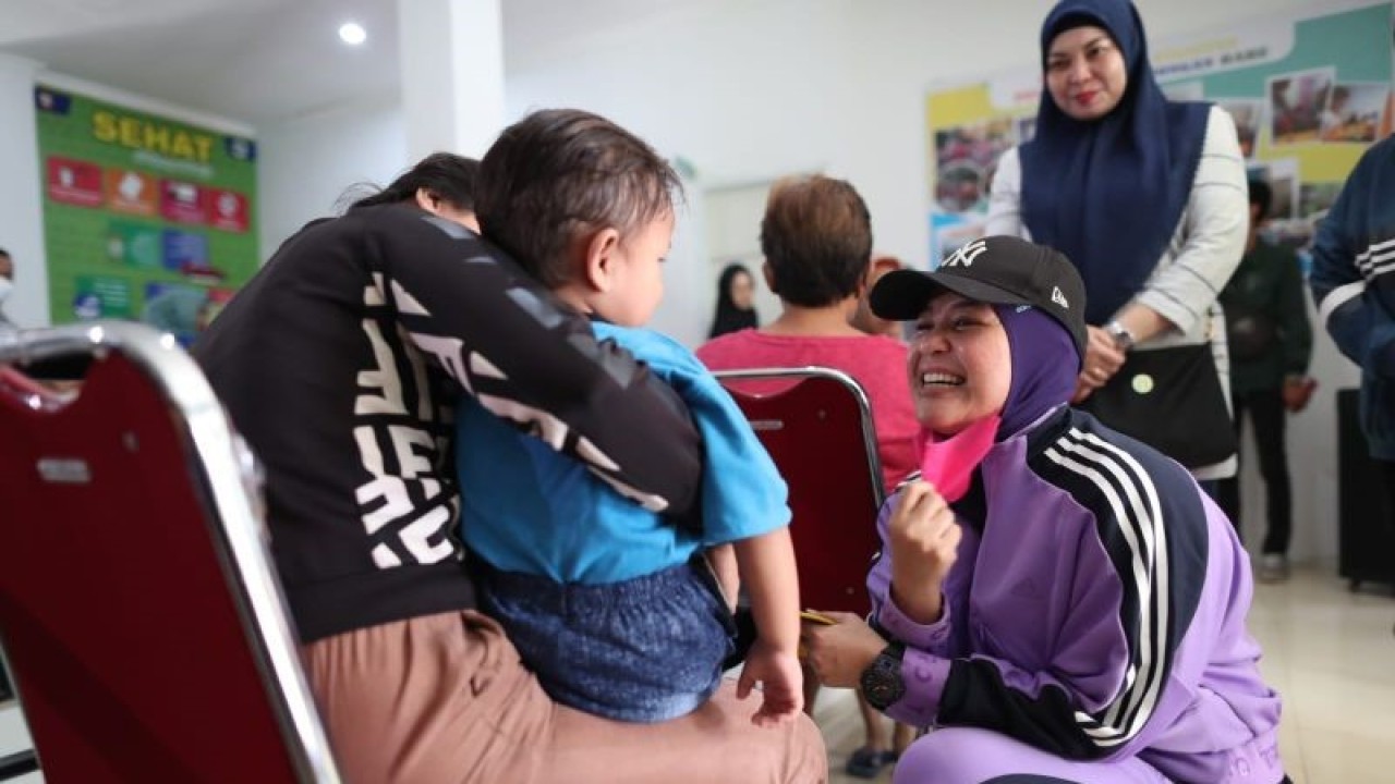 Wawali Makassar Fatmawati Rusdi saat mengunjungi salah satu Puskesmas di Kecamatan Bontoala dalam rangka penanganan stunting di Makassar, Sabtu (18/3/2023). ANTARA/HO/Pemkot Makassar