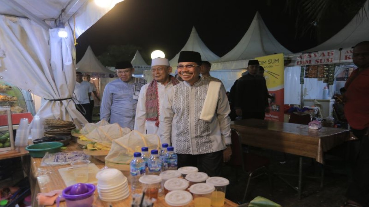 Wakil Wali Kota Sachrudin melihat penjualan produk UMKM di Festival Ramadan Masjid Raya Al Azhom
