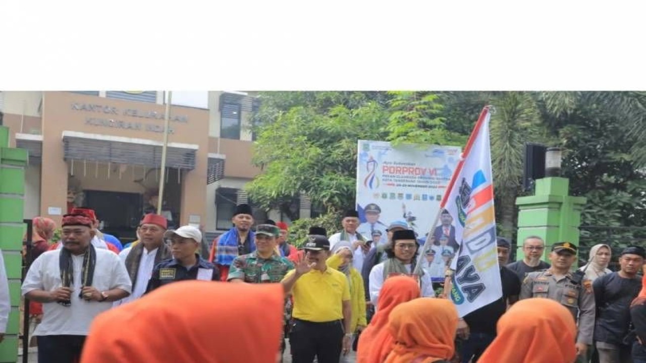 Wakil Wali Kota Tangerang Sachrudin (baju kuning) saat menghadiri kegiatan kirab budaya di Kantor Kelurahan Kunciran Indah, Kecamatan Pinang, Minggu (12/3/2023). ANTARA