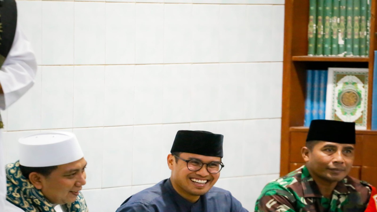 Wakil Wali Kota Tangerang Selatan Pilar Saga Ichsan (tengah)