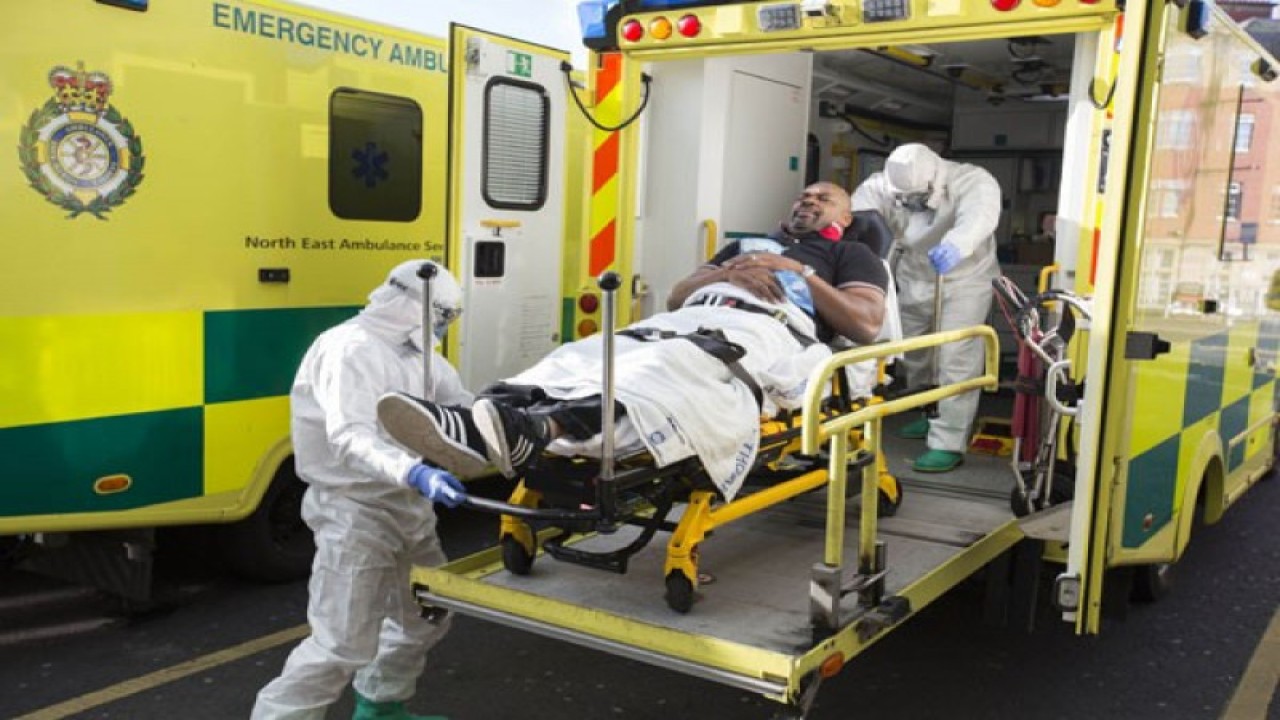 Arsip - Staf dari Layanan Ambulans North East dari Rumah Sakit Kerajaan Victoria, Newcastle, Inggris, mengikuti latihan nasional untuk menguji kesiapan Inggris terhadap wabah Ebola, Sabtu (11/10). (REUTERS/Andrew Fox/DoH/Handout)