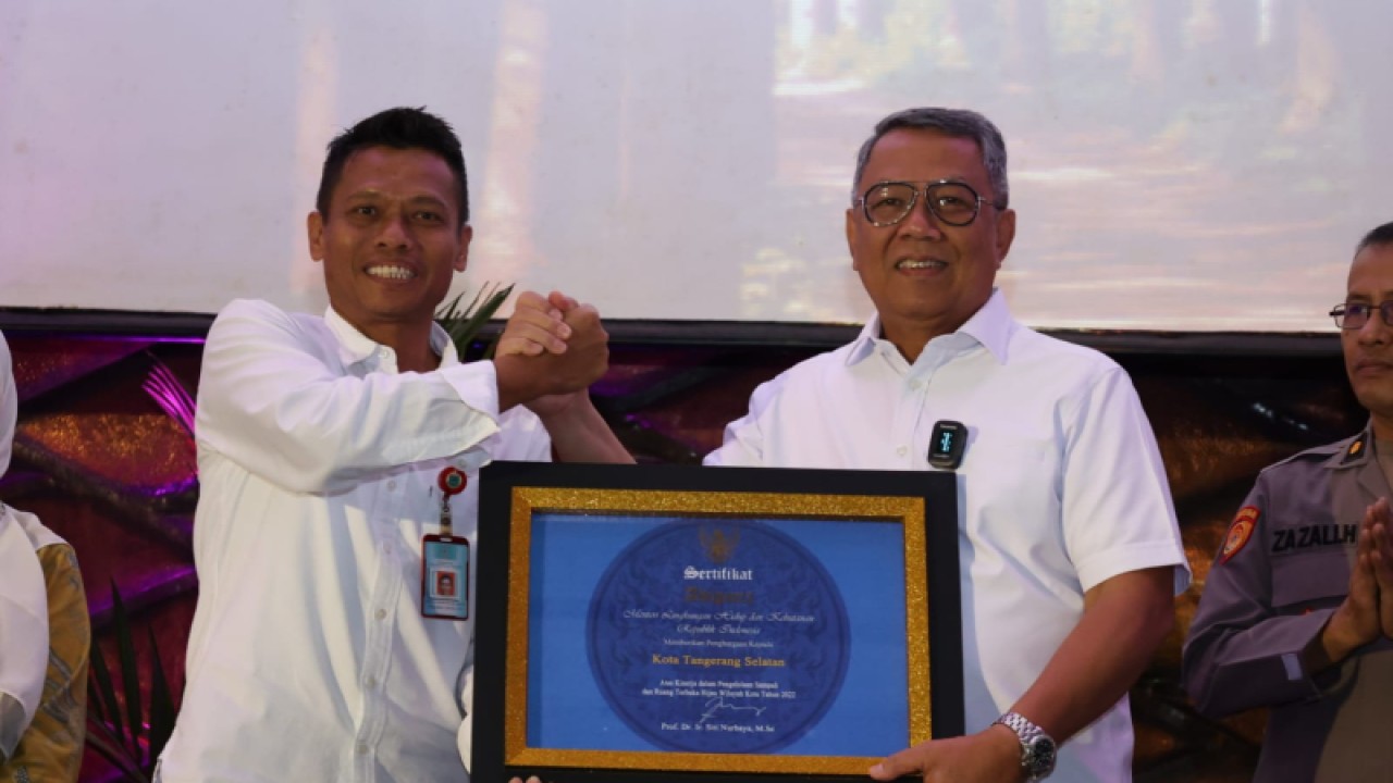 Wali Kota Tangerang Selatan Benyamin Davnie (kanan) bersama Kepala Dinas Lingkungan Hidup Kota Tangerang Selatan, Wahyunoto Lukman (kiri) menunjukan sertifikat adipura yang berhasil diperoleh Pemkot Tangsel.