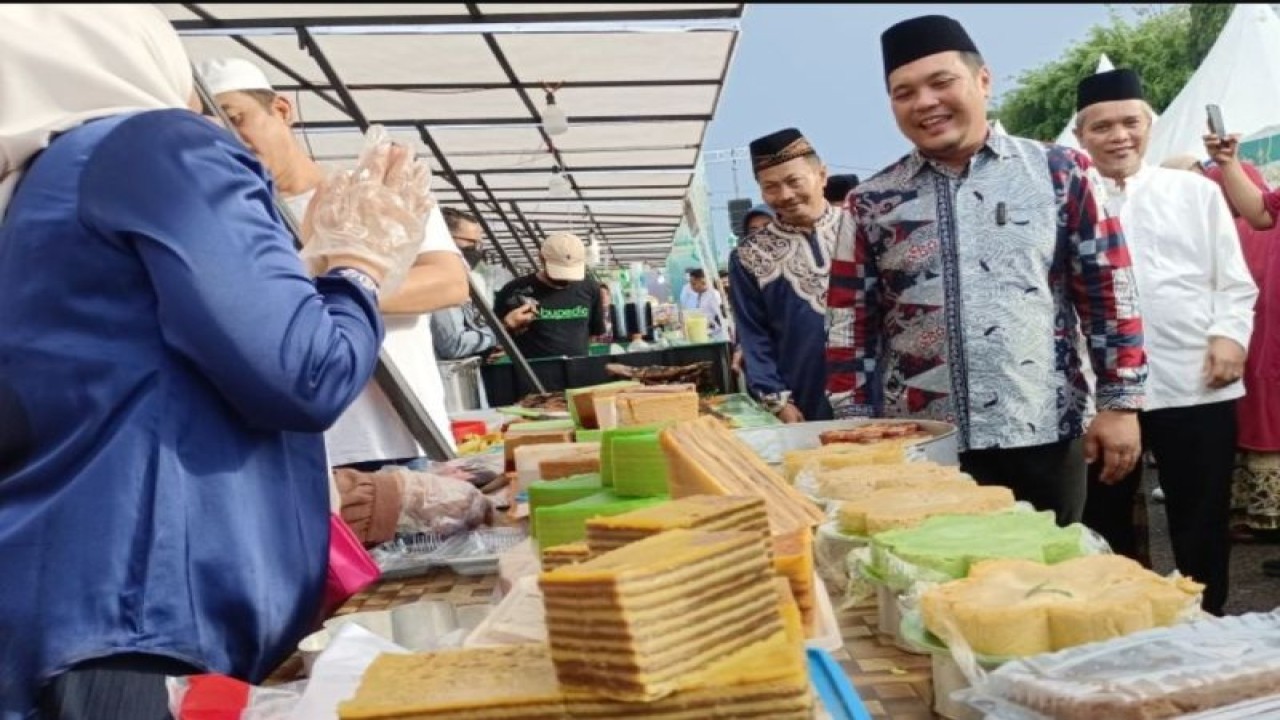 Wali Kota Banjarbaru M Aditya Mufti Ariffin bersama Wakil Wali Kota Wartono dan Sekda Said Abdullah saat meninjau salah satu stand pasar wadai di Banjarbaru Ramadhan Festival 2023 di Lapangan Dr Murdjani, Kamis (23/3/2023). (ANTARA/Yose Rizal)