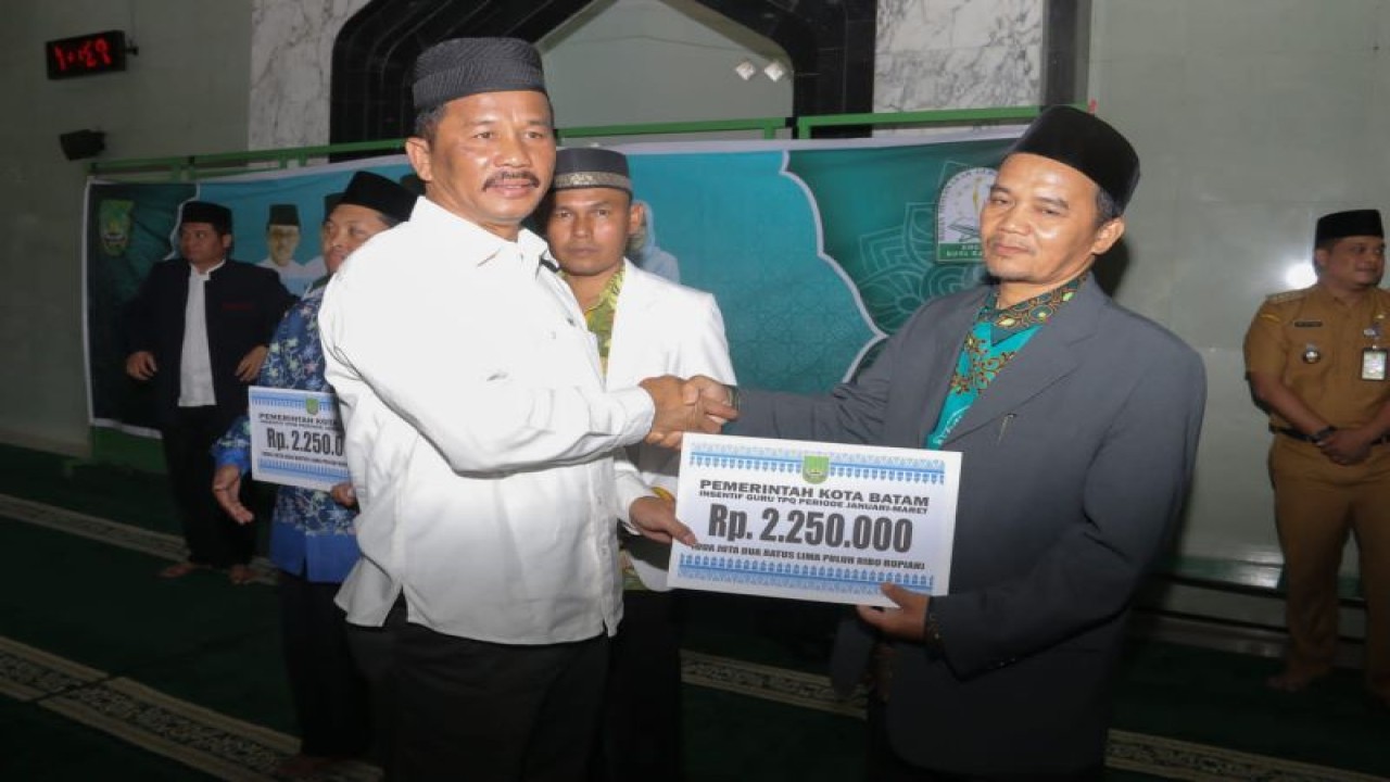 Wali Kota Batam Muhammad Rudi saat menyerahan insentif kepada mubaligh di Kota Batam (ANTARA/HO-Pemkot Batam)