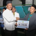 Wali Kota Batam Muhammad Rudi saat menyerahan insentif kepada mubaligh di Kota Batam (ANTARA/HO-Pemkot Batam)-1680082209