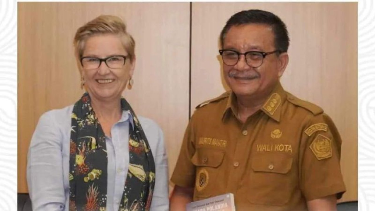 Wali Kota Bitung Maurits Mantiri (kanan) bersama Duta Besar Polandia untuk Indonesia Beata Stoczyńska, di Bitung, Kamis (23/3/2023). ANTARA/Nancy L Tigauw.