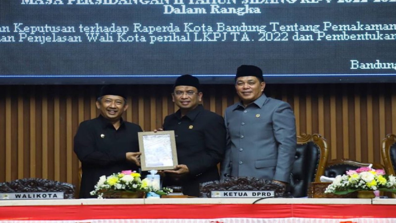 Wali Kota Bandung Yana Mulyana (kiri) bersama Ketua DPRD Kota Bandung Tedy Rusmawan (tengah) dan Wakil Ketua I DPRD Kota Bandung Kurnia Solihat usai penandatanganan kesepakatan bersama terkait Raperda Kota Bandung tentang Pelayanan Pemakaman Umum di Ruang Rapat Paripurna DPRD Kota Bandung, Kamis (30/3/2023). (ANTARA/Istimewa)