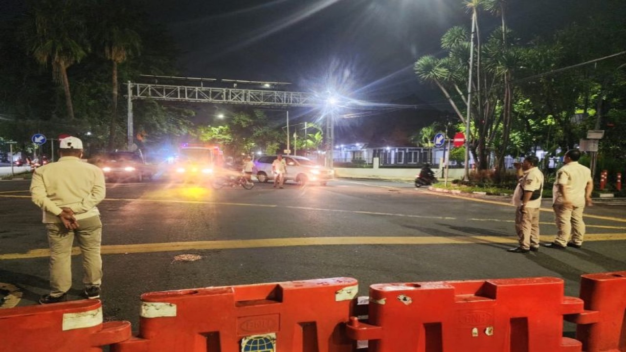 Petugas Satpol PP berjaga di sejumlah jalan protokol guna mengantisipasi balapan liar di Kota Surabaya, Selasa (7/3/2023) malam. (ANTARA/HO-Diskominfo Surabaya)