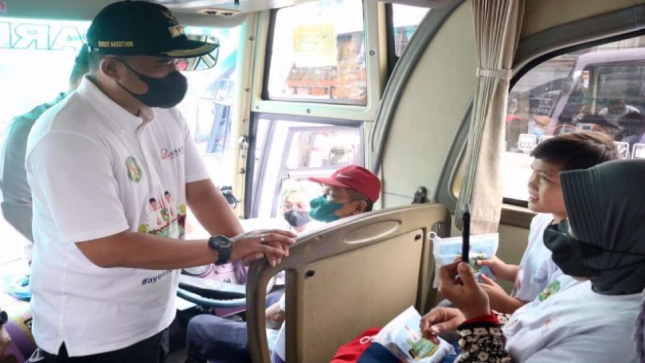 Wali Kota Medan Bobby Nasution (kiri) menyapa warganya ikut program mudik bareng Pemkot Medan 2022 di Medan, Sumut. (ANTARA/HO-Diskominfo Kota Medan)