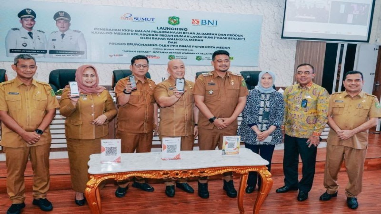 Wali Kota Medan Bobby Nasution (keempat kanan) saat meluncurkan penerapan KKPD dalam pelaksanaan belanja daerah di Medan, Sumut, Rabu (7/12/2022). ANTARA/HO