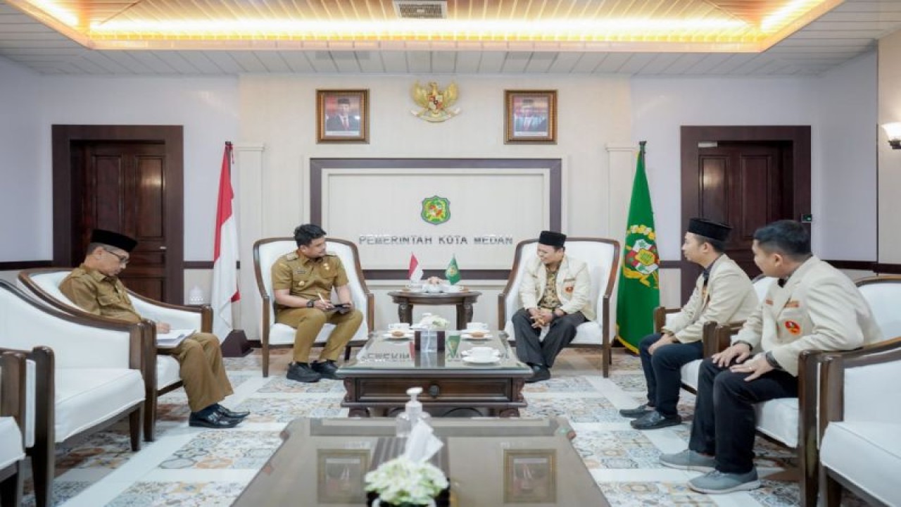 Wali Kota Medan Bobby Nasution (kedua kiri) ketika menerima pengurus Pemuda Muhammadiyah Kota Medan di Medan, Selasa (28/2/2023). (ANTARA/HO-Diskominfo Kota Medan)