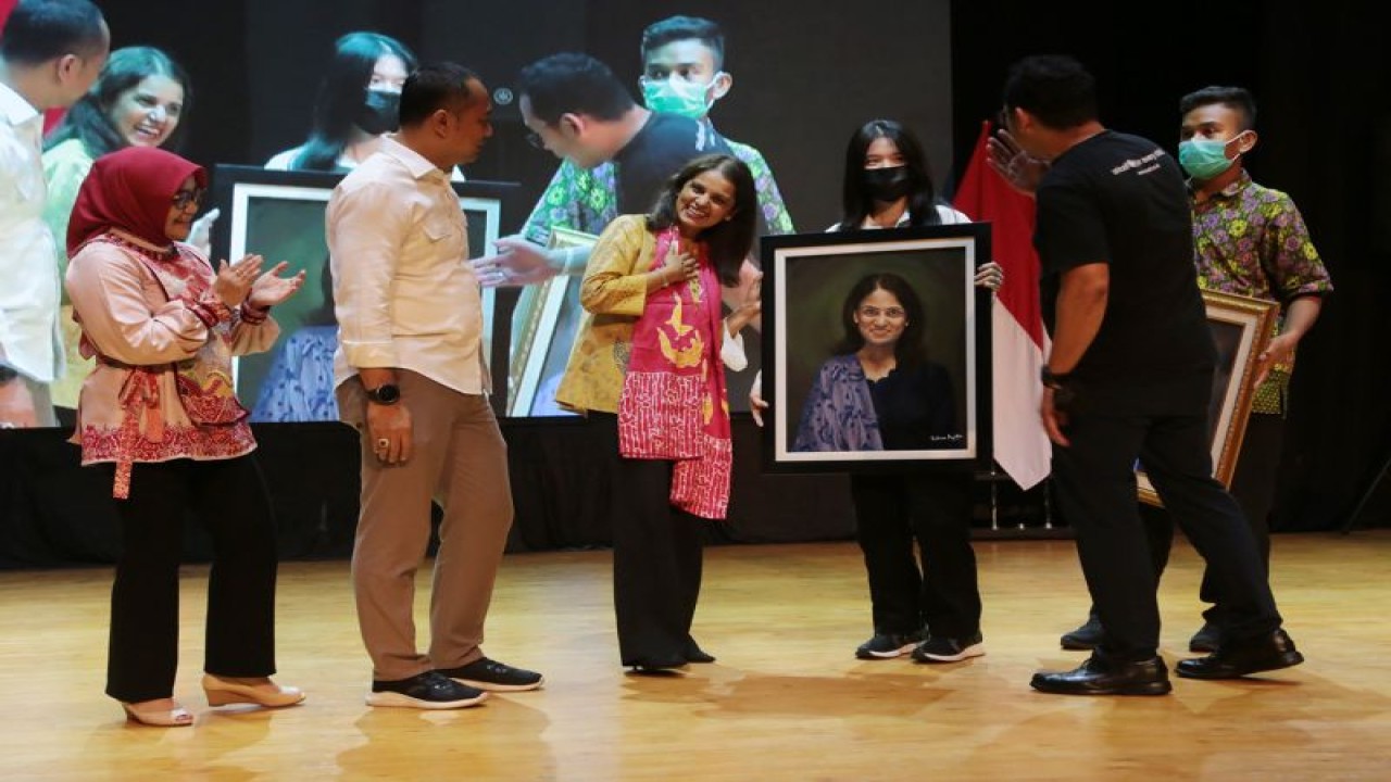 Foto Arsip - Wali Kota Surabaya Eri Cahyadi saat menyambut kedatangan Country Representative UNICEF Indonesia Maniza Zaman beserta jajarannya di Gedung Balai Budaya Kota Surabaya, Senin (13/2/2023). (ANTARA/HO-Diskominfo Surabaya)