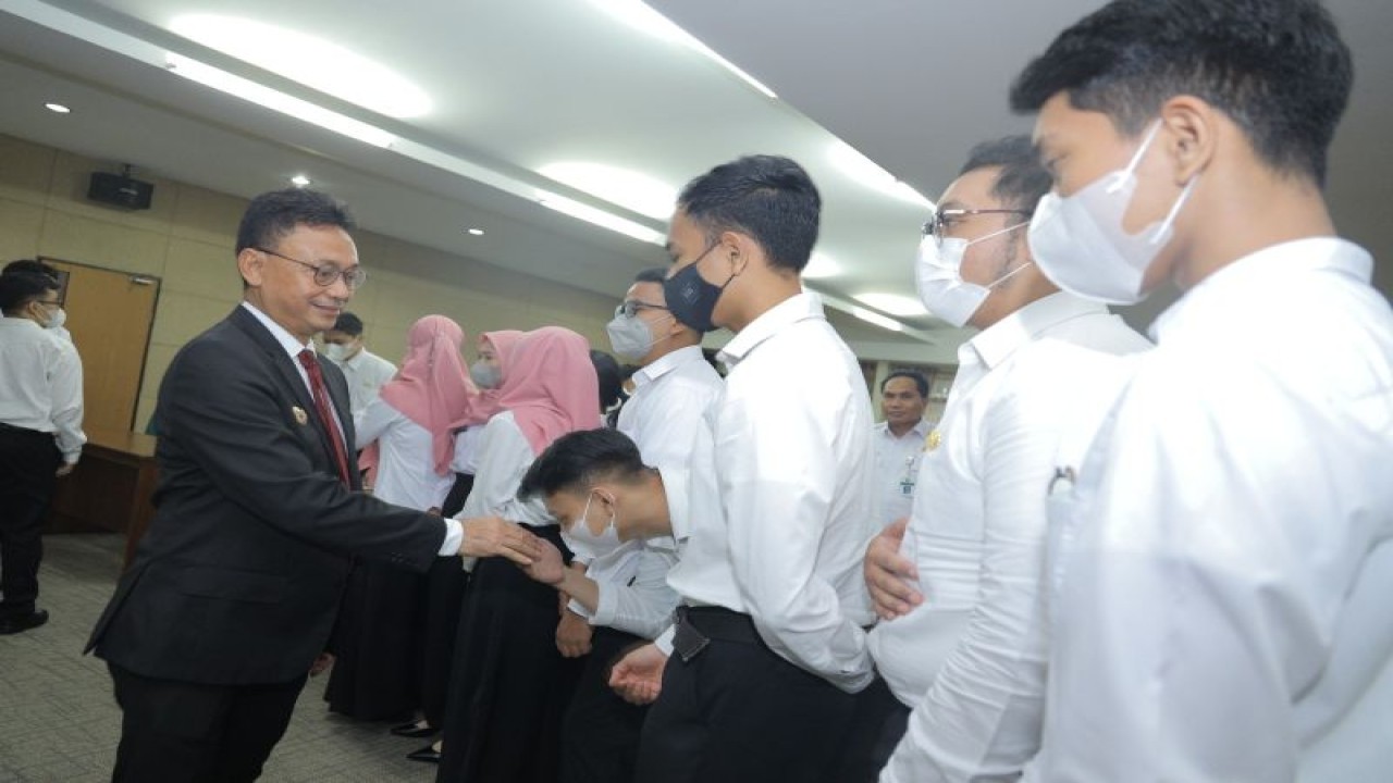 Wali Kota Pontianak Edi Rusdi Kamtono memberikan ucapan selamat kepada para CPNS lulusan PKN STAN yang ditugaskan di lingkungan Pemkot Pontianak. (ANTARA/Prokopim PTK)