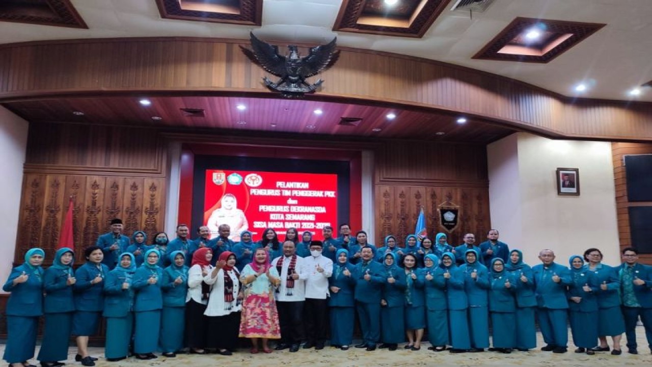 Wali Kota Semarang Hevearita Gunaryanti Rahayu bersama pengurus Tim Penggerak Pemberdayaan Kesejahteraan Keluarga (PKK) Kota Semarang sisa masa bakti 2021-2026. (ANTARA/Zuhdiar Laeis)