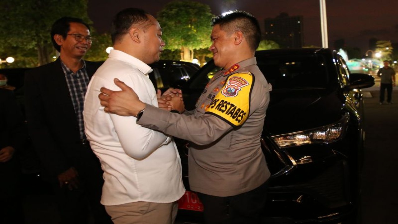 Prosesi penyerahan 11 mobil operasional pinjam pakai itu dilakukan langsung oleh Wali Kota Surabaya Eri Cahyadi dan diterima langsung oleh Kapolrestabes Surabaya Kombes Pol Akhmad Yusep Gunawan di halaman Balai Kota Surabaya, Senin (6/3/2023) malam. (ANTARA/HO-Diskominfo Surabaya)