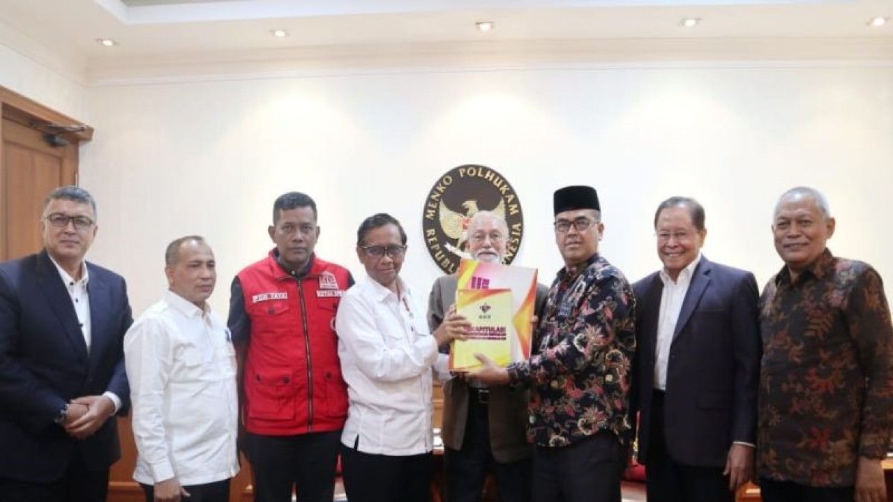 Wali Nanggroe Aceh Tgk Malik Mahmud Al Haytar (tengah) bersama Ketua KKR Aceh Masthur Yahya saat menyerahkan data lima ribu kasus dugaan pelanggaran HAM di Aceh kepada Menkopolhukam Mahfud MD, di Jakarta, Kamis (2/3/2023) (ANTARA/HO/Humas Wali Nanggroe Aceh)