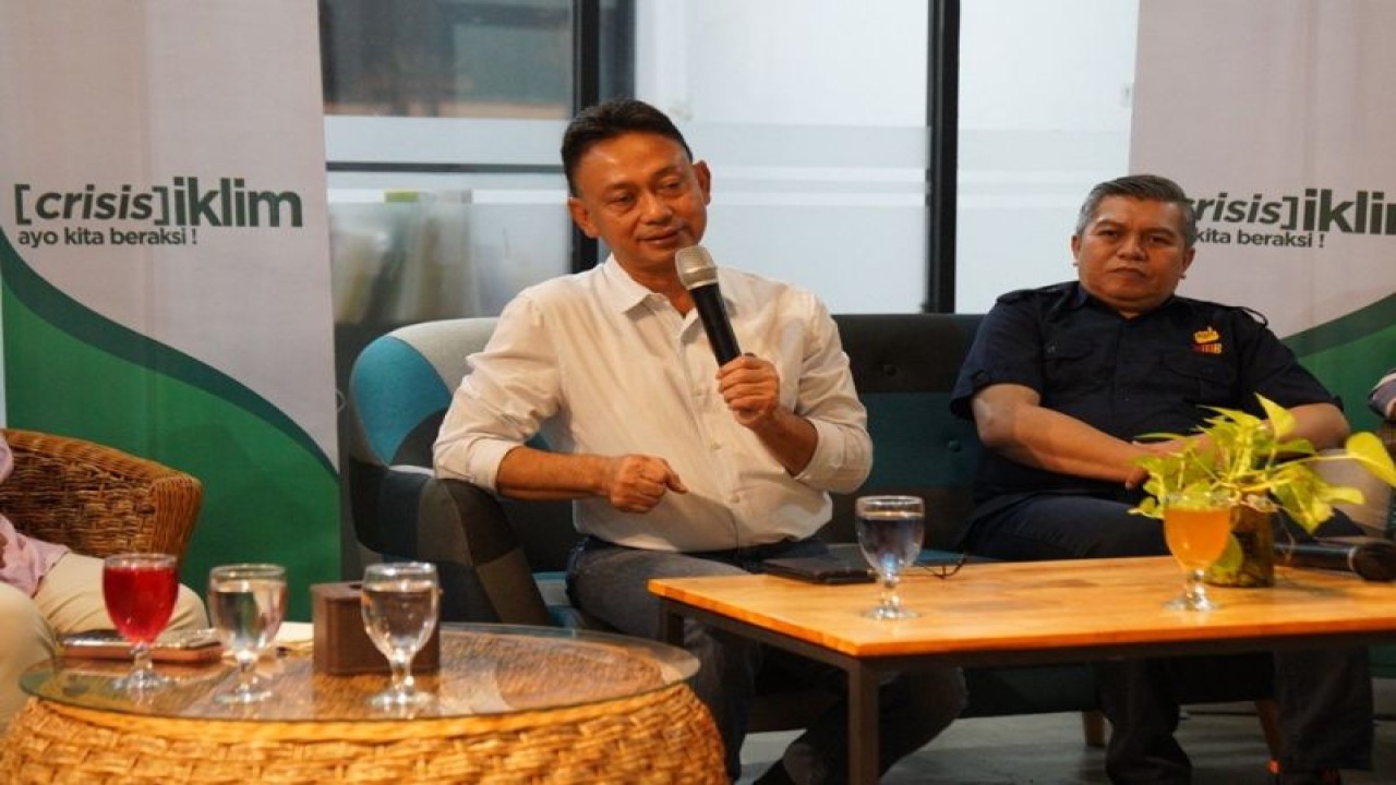Wali Kota Pontianak Edi Rusdi Kamtono (kiri) saat menjadi pembicara dalam talkshow membahas isu perubahan iklim. (ANTARA/Prokopim PTK)