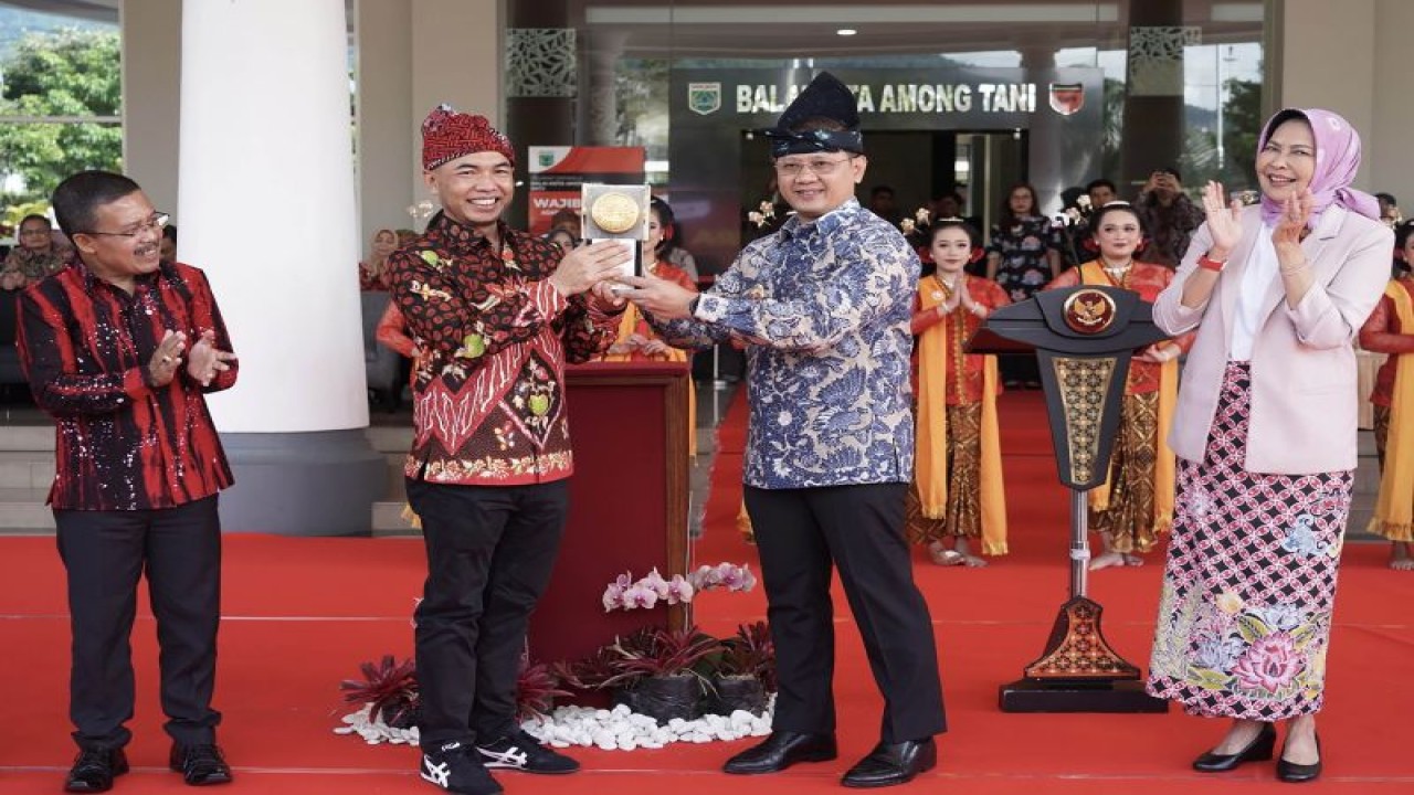 Penjabat (Pj) Wali Kota Batu Aries Agung Paewai (kedua kanan) bersama Ketua DPRD Kota batau Asmadi (kedua kiri) menunjukkan Piala Adipura di hadapan mantan Wali Kota Batu periode 2017-2022 Dewanti Rumpoko (kanan) dan mantan Wakil Wali Kota Batu Punjul Santoso (kiri), di Balai Kota Among Tani Kota Batu, Jawa Timur. (ANTARA/HO-Humas Pemkot Batu)