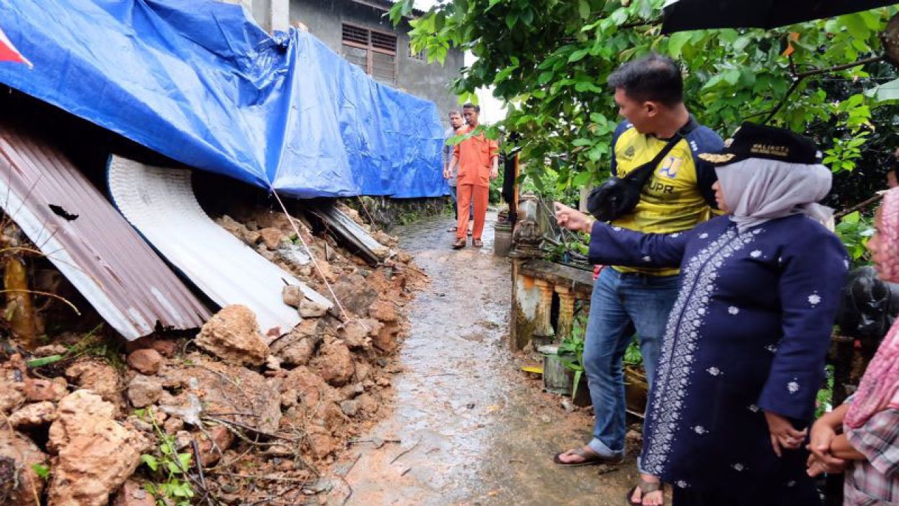 Wali Kota Tanjungpinang Rahma saat meninjau tanah longsor di salah satu perumahan di Kelurahan Batu 9. ANTARA/HO-Diskominfo Tanjungpinang