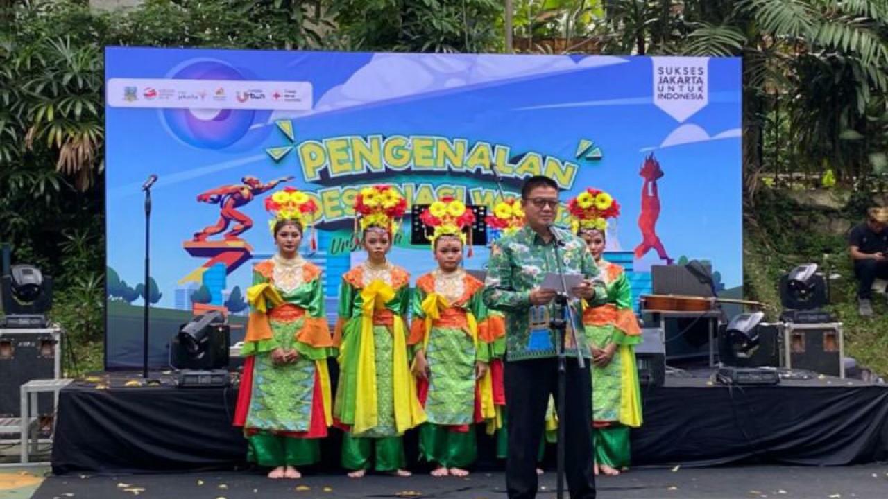 Wakil Wali Kota Administrasi Jakarta Selatan Edi Sumantri ketika membuka kegiatan pengenalan pariwisata Taman Langsat, Jakarta, Kamis (9/3/2023). ANTARA/Luthfia Miranda Putri