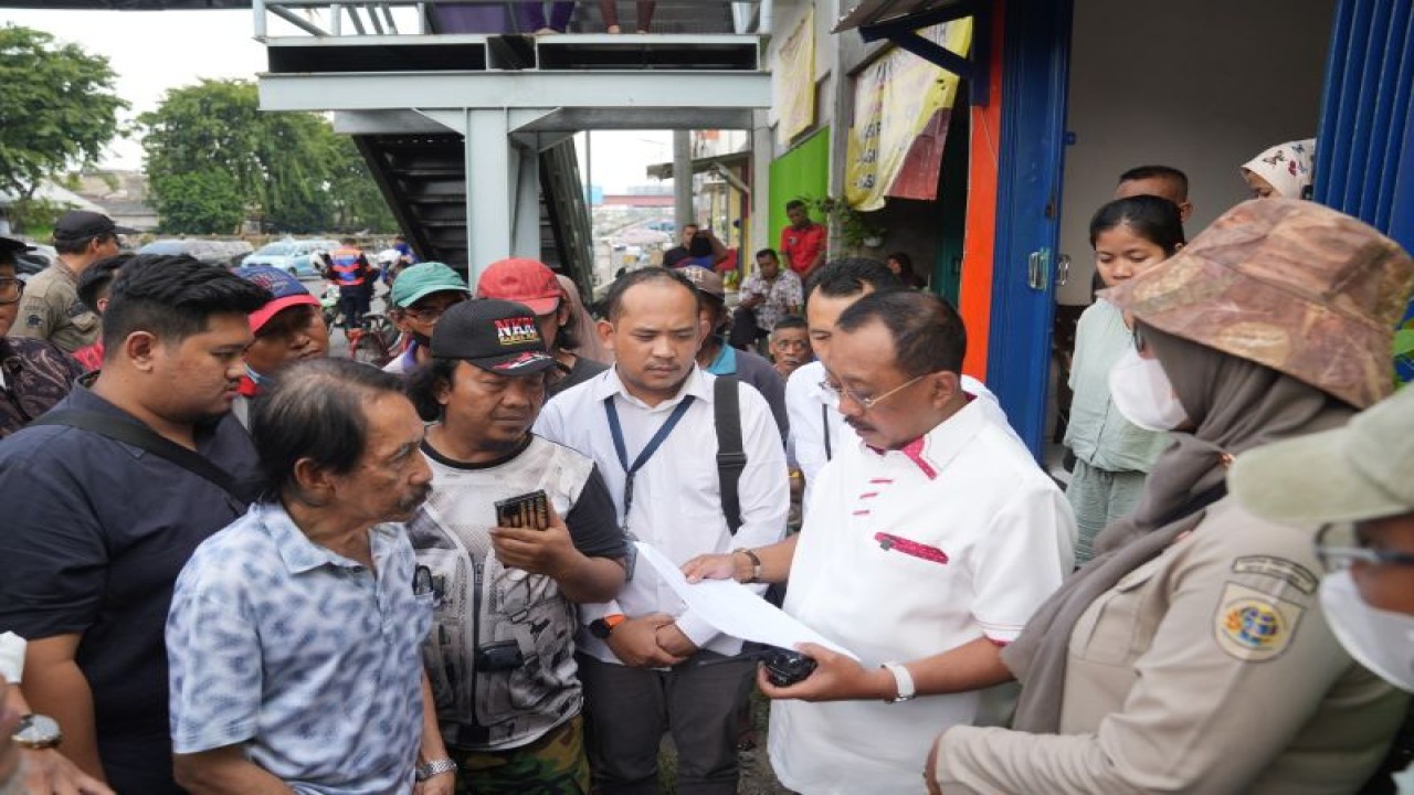 Wakil Wali Kota Surabaya Armuji saat menemui warga yang bersengketa tanah dengan PD Pasar di Wonokromo, Kota Surabaya, Selasa (14/3/2023). (ANTARA/HO-Pemkot Surabaya)
