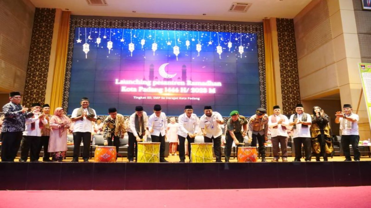 Wali Kota Padang, Hendri Septa bersama Forkopimda meluncurkan Pesantren Ramadhan di Auditorium UNP pada Rabu (15/3) (ANTARA/)