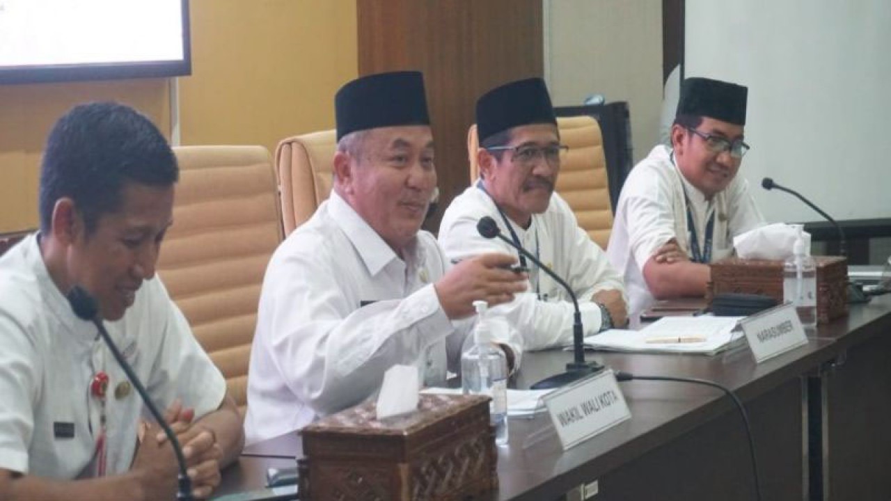 Wakil Wali Kota Pekalongan Salahudin (nomor dua dari kiri) pada saat acara sosislisasi kemudahan izin usaha untuk pelaku usaha, Kamis (30/3/2023). ANTARA/Kutnadi