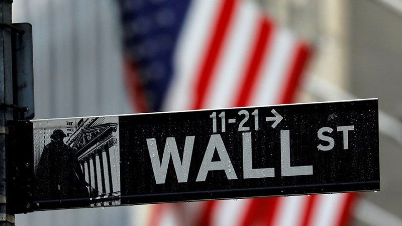 FILE PHOTO: Raindrops hang on a sign for Wall Street outside the New York Stock Exchange in Manhattan in New York City, New York, U.S., October 26, 2020. REUTERS/Mike Segar/File Photo/File Photo (REUTERS/MIKE SEGAR)