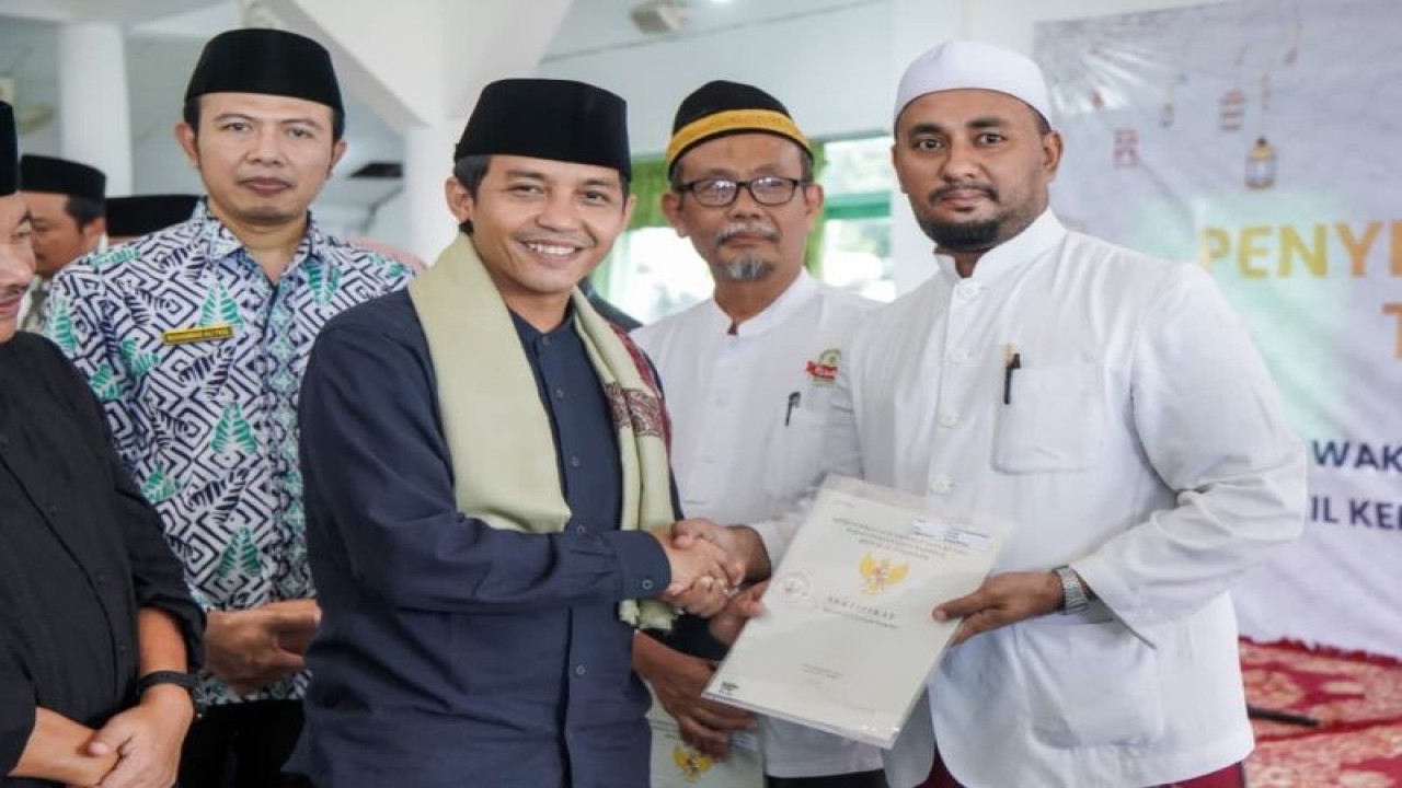 Wakil Menteri Agraria dan Tata Ruang/Wakil Kepala Badan Pertanahan Nasional (Wamen ATR/BPN) Raja Juli Antoni saat memberikan sertipikat tanah wakaf di Masjid Sunan Ampel, Surabaya, Jawa Timur, Kamis (30/3/2023). (ANTARA/Ho/Kementerian ATR/BPN/dok.Pri)