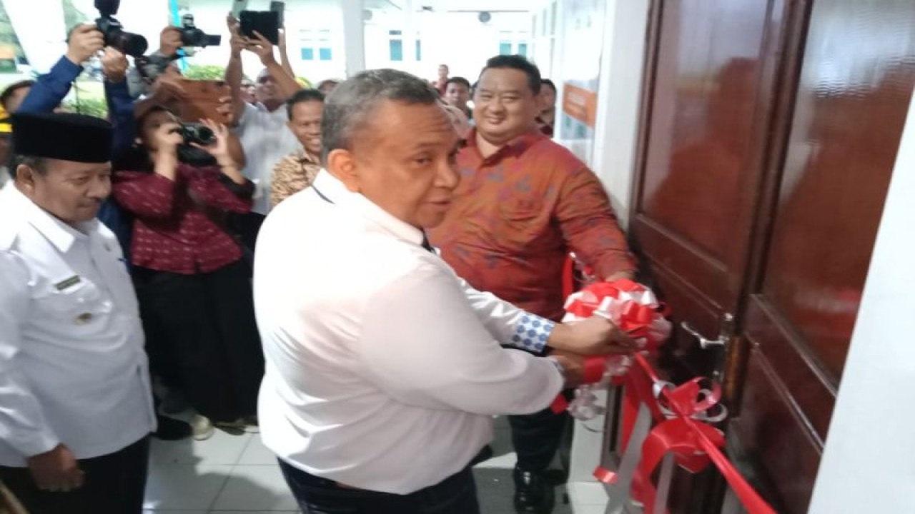 Wakil Menteri Ketenagakerjaan Republik Indonesia Afriansyah Noor sedang memotong pita peresmian rumah perlindungan pekerja perempuan dan anak PT AMP Plantation, Rabu (1/3).
