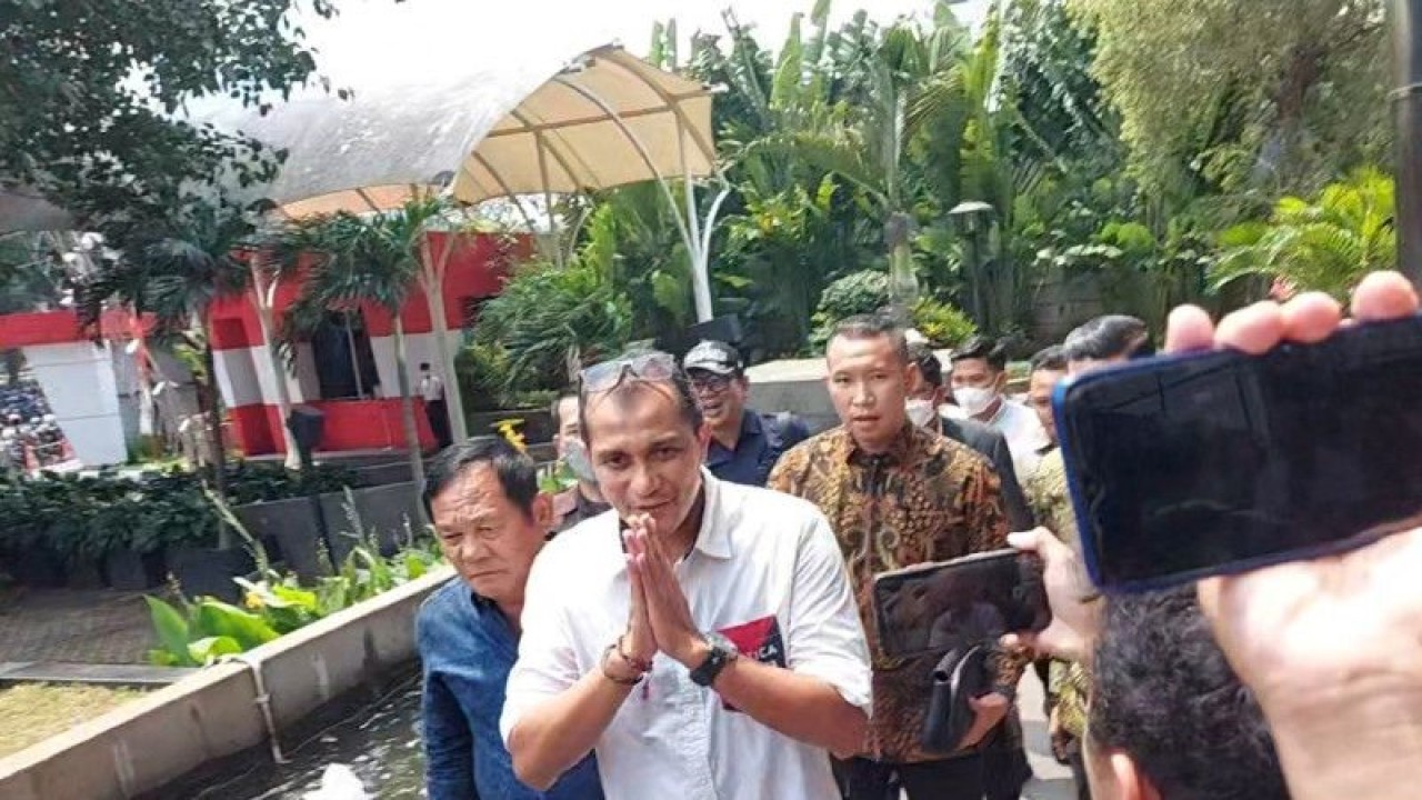 Wamenkumham Edward Omar Sharif Hiariej (tengah) menyambangi KPK untuk memberikan klarifikasi atas laporan Indonesia Police Watch di Jakarta, Senin (20/3/2023). (ANTARA/Fianda Sjofjan Rassat)