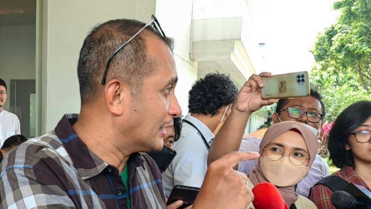 Wakil Menteri Hukum dan Hak Asasi Manusia (Wamenkumham) Edward Omar Sharif Hiariej melayani wawancara media di Kantor Kementerian Sekretariat Negara, Jakarta, Jumat (3/3/2023). (ANTARA/Gilang Galiartha)