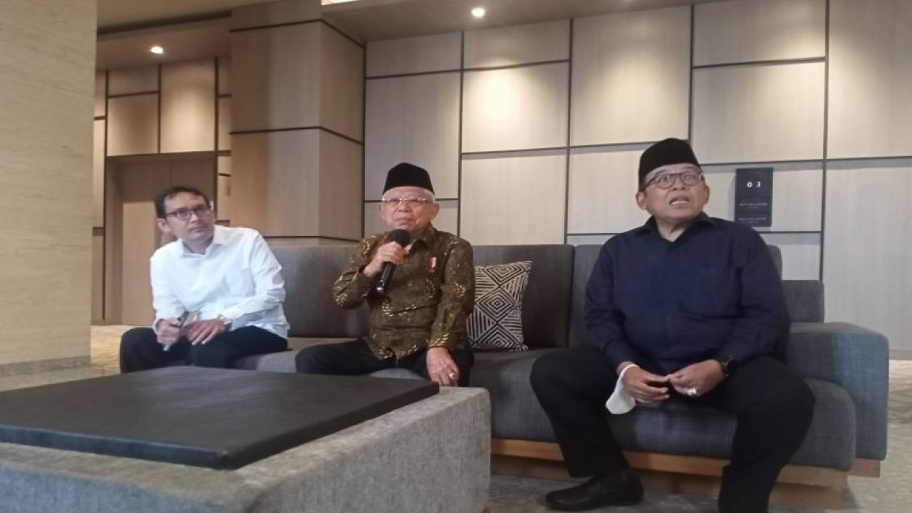 Wakil Presiden Ma'ruf Amin didampingi Kasetwapres Ahmad Erani Yustika (kiri) dan Staf Khusus Wapres Bidang Komunikasi dan Informasi Masduki Baidlowi memberikan keterangan pers kepada wartawan di Surakarta, Jawa Tengah, Rabu (1/3/2023). (ANTARA/Rangga Pandu Asmara Jingga)