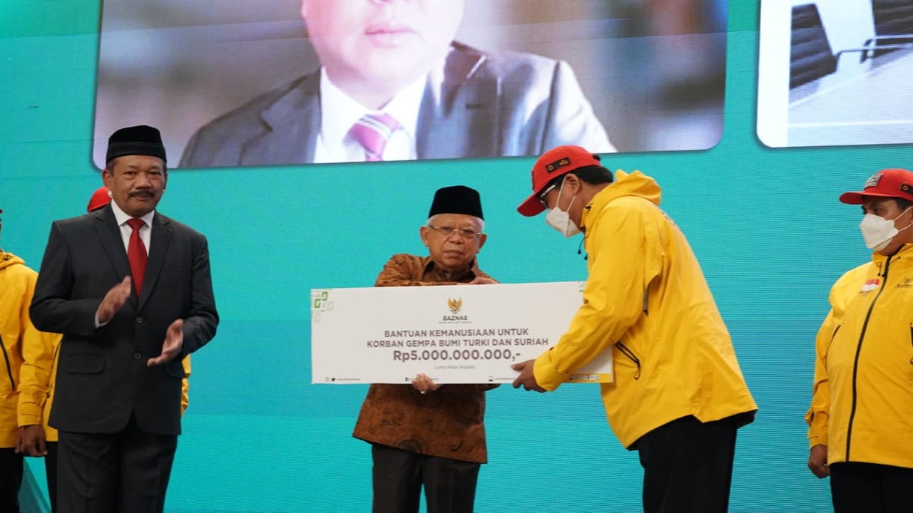 Wapres KH Ma’ruf Amin menyerahkan bantuan kemanusiaan BAZNAS untuk korban gempa Turki dan Suriah