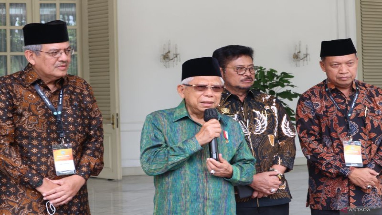 Wakil Presiden Ma'ruf Amin menyampaikan pernyataan kepada wartawan didampingi Menteri Pertanian Syahrul Yasin Limpo (kedua dari kanan) dan Ketua Umum Gabungan Pengusaha Kelapa Sawit Indonesia (GAPKI) Joko Supriyono (paling kanan) di Istana Wakil Presiden Jakarta pada Jumat (3/3/2023) (ANTARA/Desca Lidya Natalia)