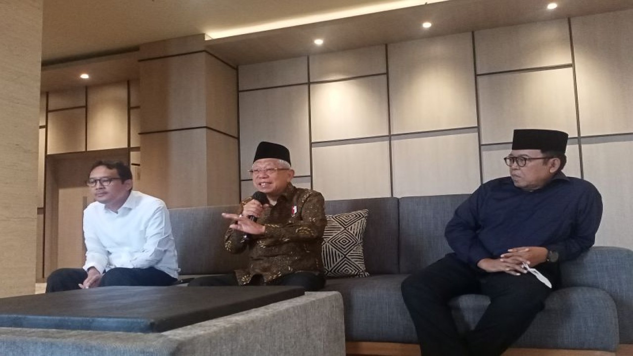 Wakil Presiden RI Ma'ruf Amin didampingi Kepala Sekretariat Wapres Ahmad Erani Yustika serta Staf Khusus Wapres Bidang Komunikasi dan Informasi Masduki Baidlowi memberikan keterangan pers kepada wartawan di Surakarta, Jawa Tengah, Rabu (1/3/2023). ANTARA/Rangga Pandu Asmara Jingga