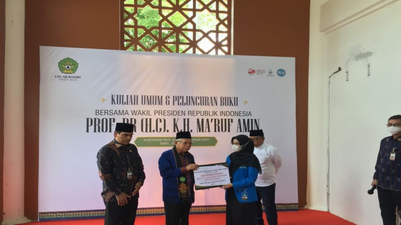 Wakil Presiden KH Ma’ruf Amin menyerahkan bantuan beasiswa penuh untuk tingkat D3/SI (Program satu keluarga satu sarjana dan Muallaf) dari Baitul Mal Provinsi Aceh usai memberikan kuliah umum dan Peluncuran buku KH Ma’ruf Amin: Bapak Ekonomi Syariah yang berlangsung di Auditorium Prof. A. Hasjmy, Darussalam, Banda Aceh, Kamis. (ANTARA/M Ifdhal)
