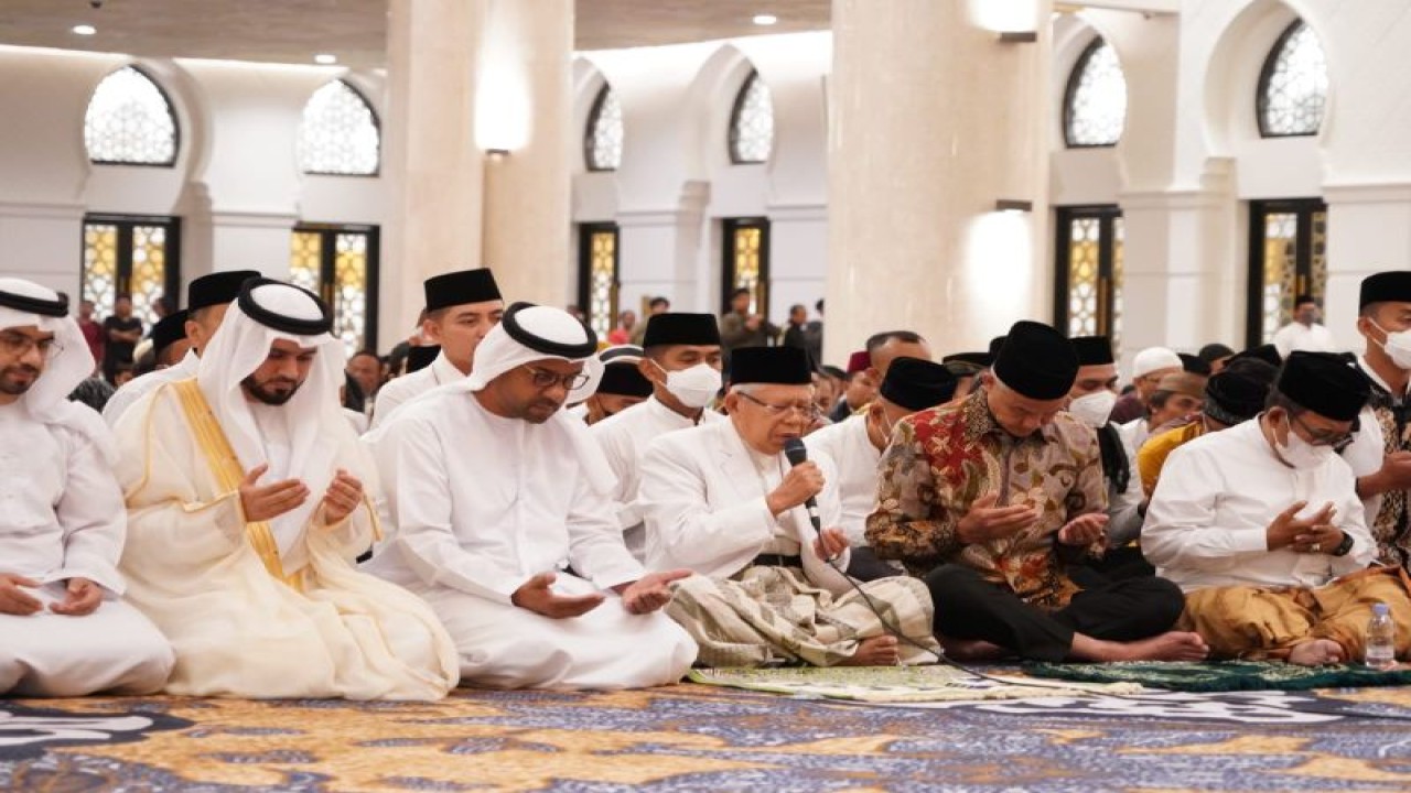Wakil Presiden Ma'ruf Amin melakukan shalat subuh berjamaah di Masjid Raya Sheikh Zayed, Surakarta, Jawa Tengah, Rabu (1/3/2023). ANTARA/HO-BPMI Setwapres
