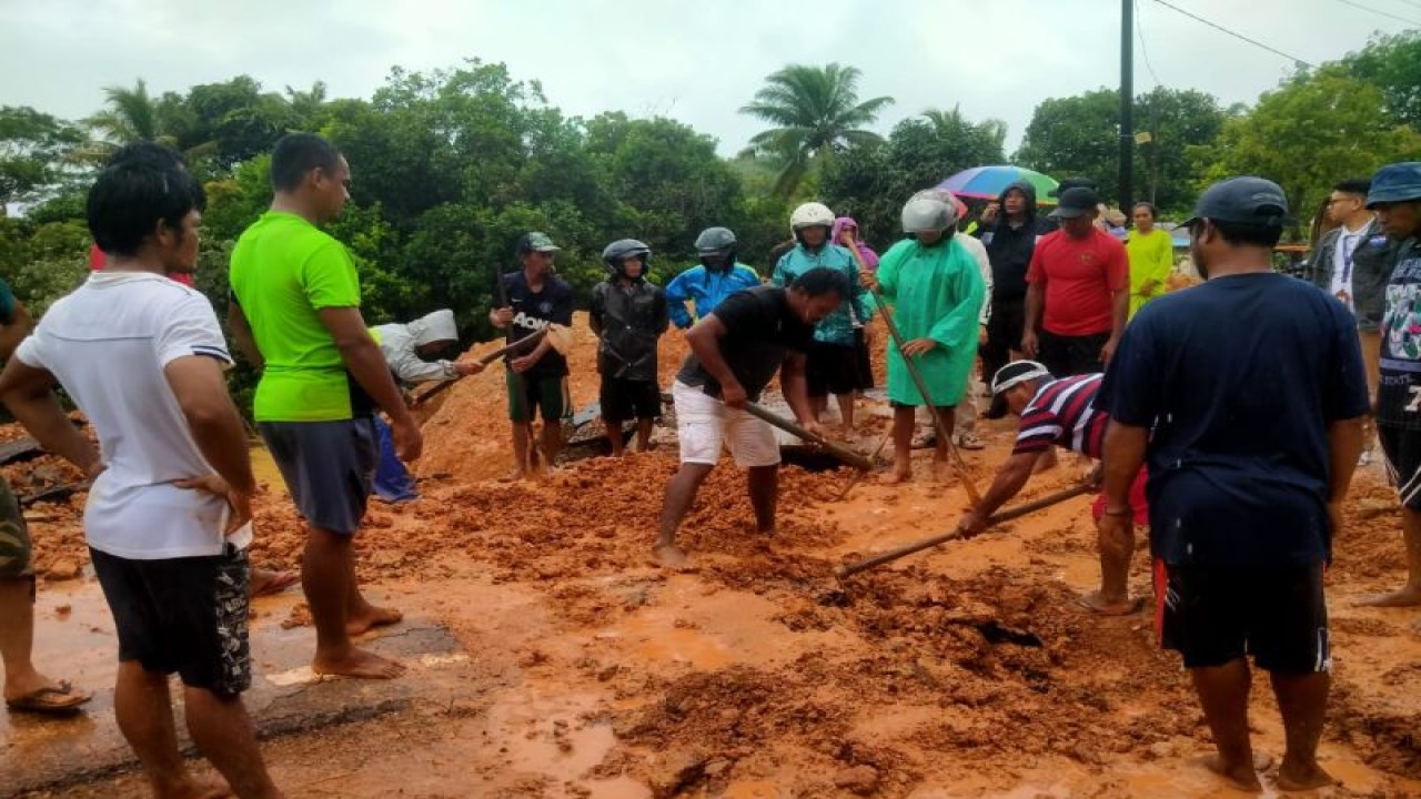 Warga gotong royong memperbaiki jalan amblas yang mengakibatkan banjir. (ANTARA/HO-Warga Galang)